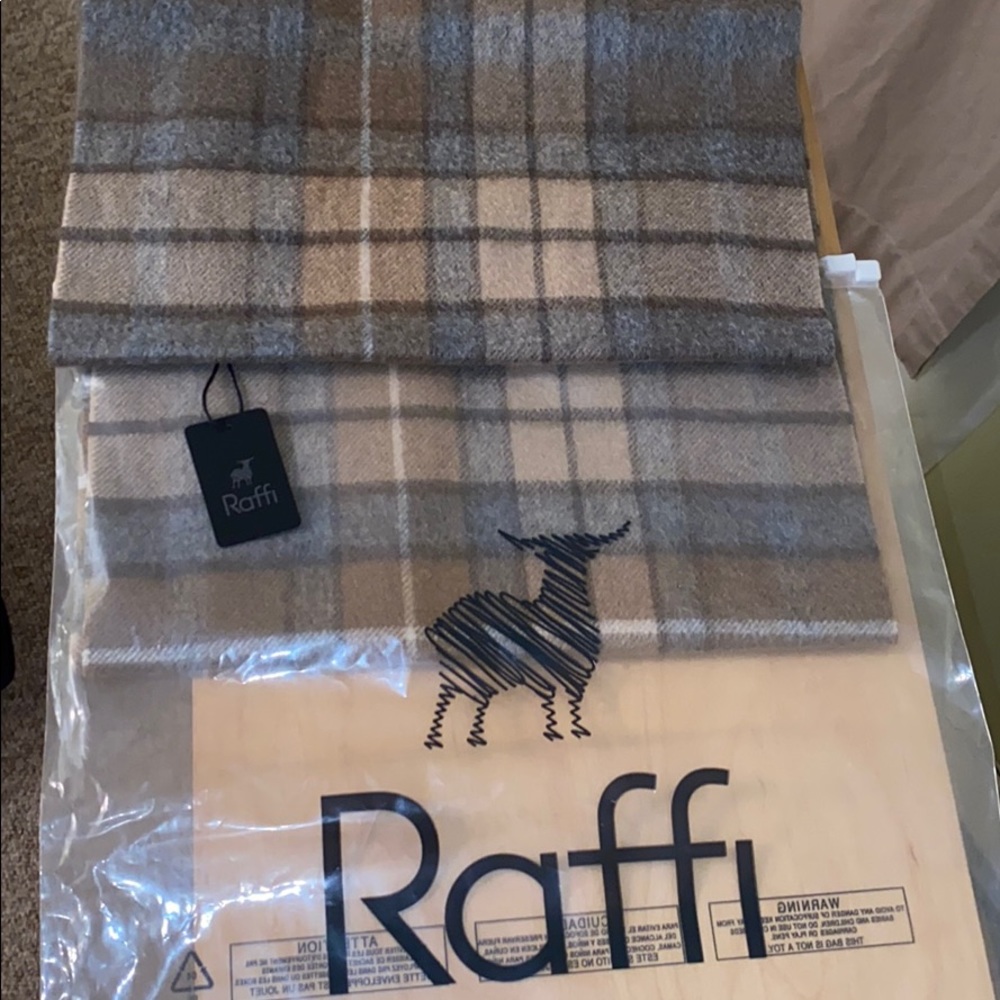 Raffi scarf